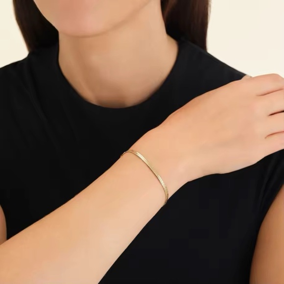 18K Gold Plated Herringbone bracelet - Picture 6 of 6